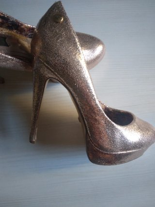 Zapatos de tacón dorados