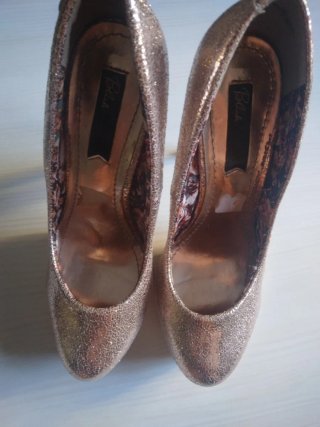 Zapatos de tacón dorados