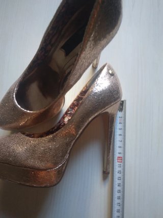 Zapatos de tacón dorados