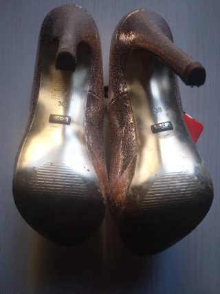 Zapatos de tacón dorados