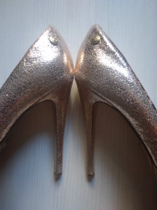 Zapatos de tacón dorados