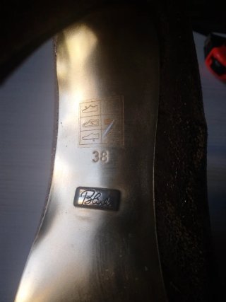 Zapatos de tacón dorados