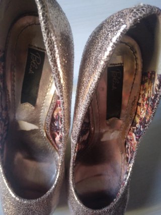 Zapatos de tacón dorados