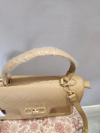 Bolso de mano y hombro beige y dorado