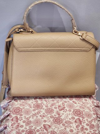 Bolso de mano y hombro beige y dorado