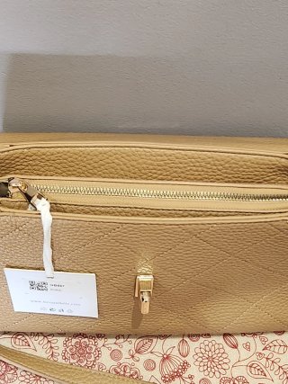 Bolso de mano y hombro beige y dorado