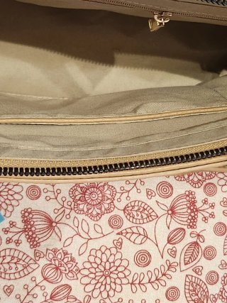 Bolso de mano y hombro beige y dorado
