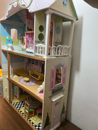 Casita de muñecas de madera