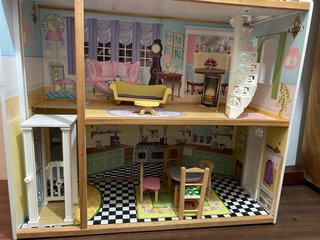 Casita de muñecas de madera