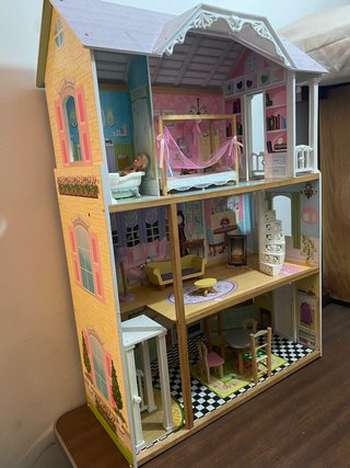 Casita de muñecas de madera
