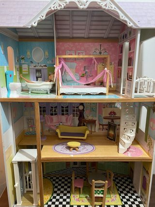 Casita de muñecas de madera