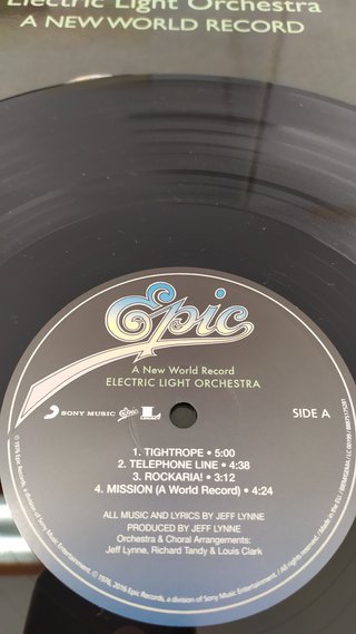 ELECTRIC LIGHT ORCHESTRA - A NEW WORLD RECORD