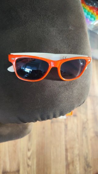 Gafas de sol naranjas y blancas
