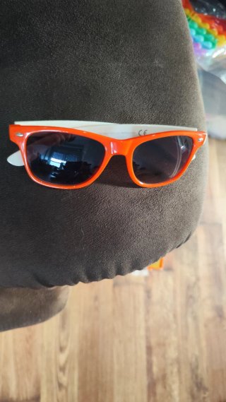 Gafas de sol naranjas y blancas