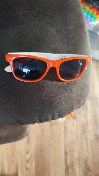 Gafas de sol naranjas y blancas