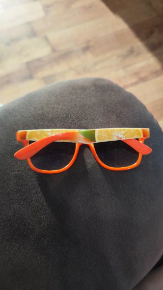 Gafas de sol naranjas y blancas