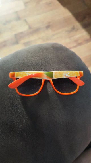 Gafas de sol naranjas y blancas