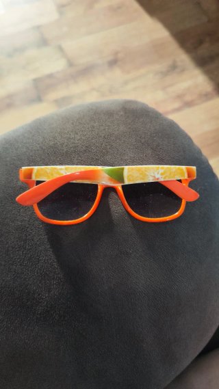 Gafas de sol naranjas y blancas