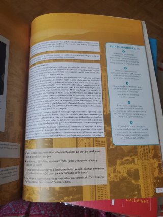 Libro de Economía 1 bachillerato Revuela