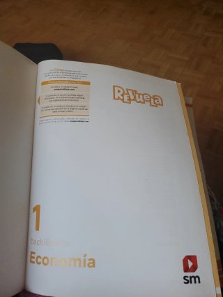 Libro de Economía 1 bachillerato Revuela