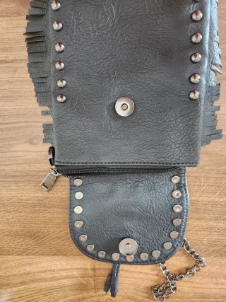 Bolso de hombro con cadena y calavera