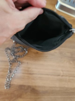 Bolso de hombro con cadena y calavera