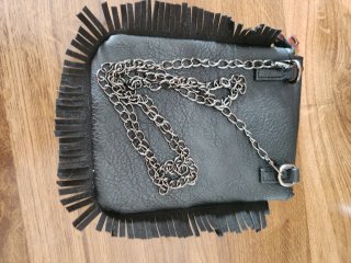 Bolso de hombro con cadena y calavera