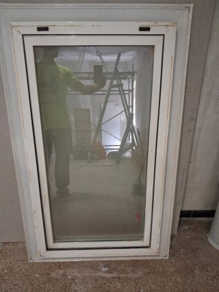Ventana blanca con manilla