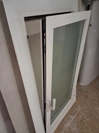 Ventana blanca con manilla
