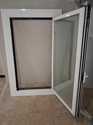 Ventana blanca con manilla