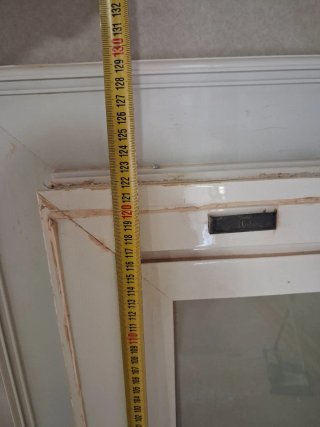 Ventana blanca con manilla