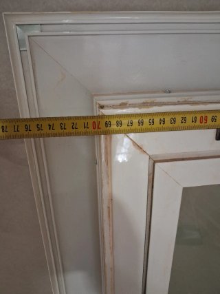 Ventana blanca con manilla