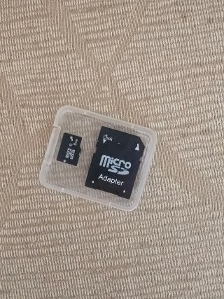 Tarjeta 8 GB, adaptador MicroSD y funda