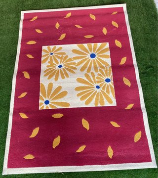 Alfombra roja con flores amarillas