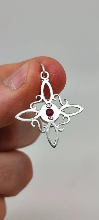 Colgante de Plata y Rubí.