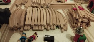 Tren de madera BRIO con expansión de vías y trenes