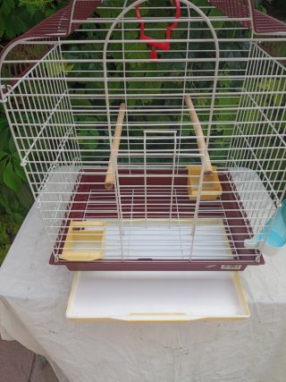 Jaula para pájaros marrón y amarilla
