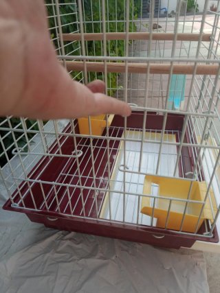 Jaula para pájaros marrón y amarilla