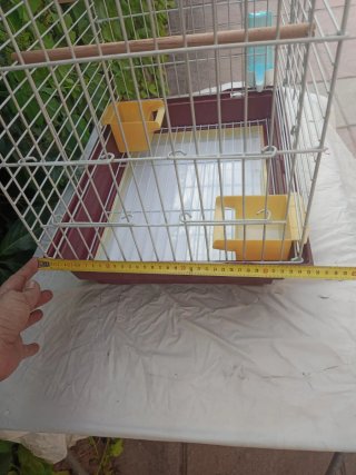 Jaula para pájaros marrón y amarilla