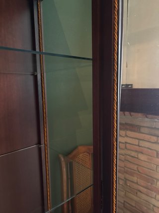 Vitrina madera 2 cajones cristal