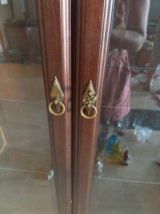 Vitrina madera 2 cajones cristal