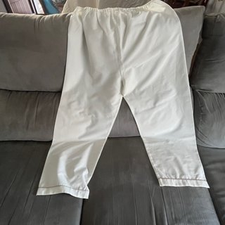 Pijama crema con bordado floral