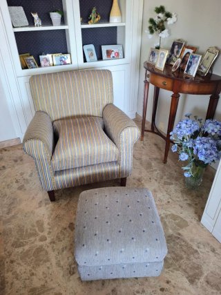 2 sillones y reposapiés de tela