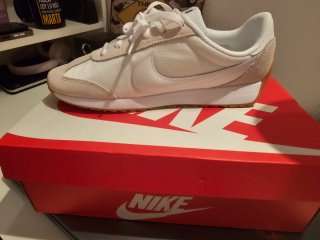 Zapatillas Nike Beige y Blancas