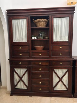 Vitrina de madera con puertas de cristal