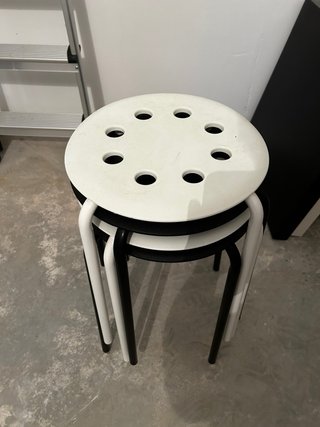 Se venden 4 Taburetes  blanco y negro. 5€ cada uno