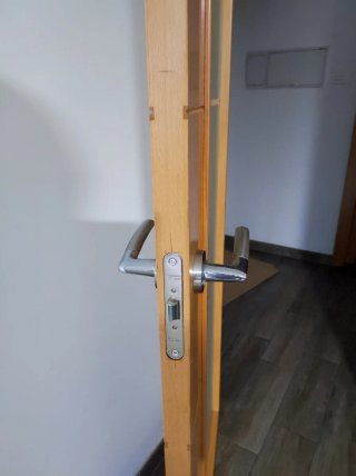 Puerta madera maciza con cristal