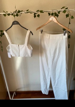 Conjunto blanco crop top y pantalón palazzo