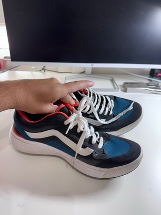 Zapatillas Vans Negras, Azules y Rojas