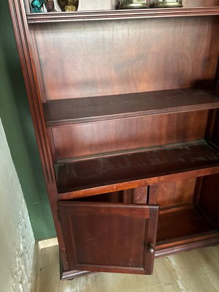 Librería de madera con puertas